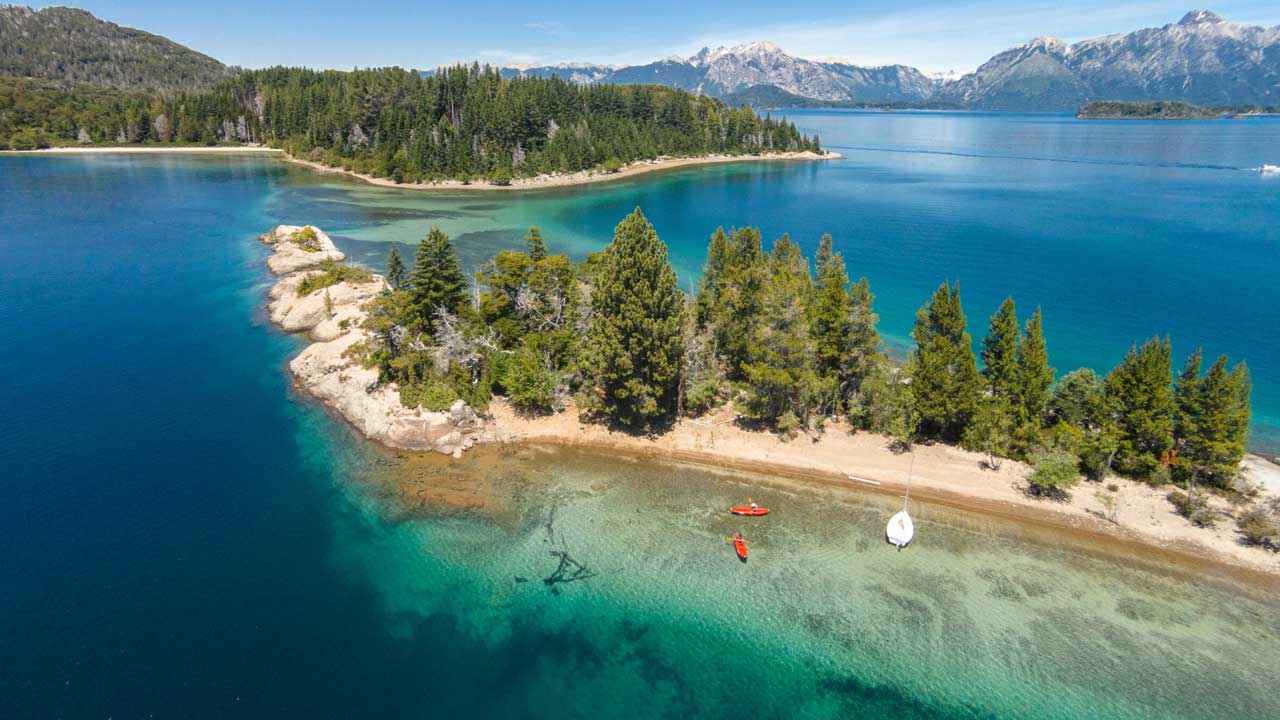 2 Explora Bariloche y sus alrededores en este emocionante tour de 4 días. Disfruta de vistas panorámicas, excursiones a islas y bosques centenarios.