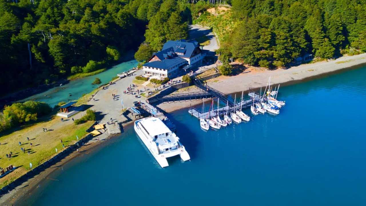 7 Explora Bariloche y sus alrededores en este emocionante tour de 4 días. Disfruta de vistas panorámicas, excursiones a islas y bosques centenarios.