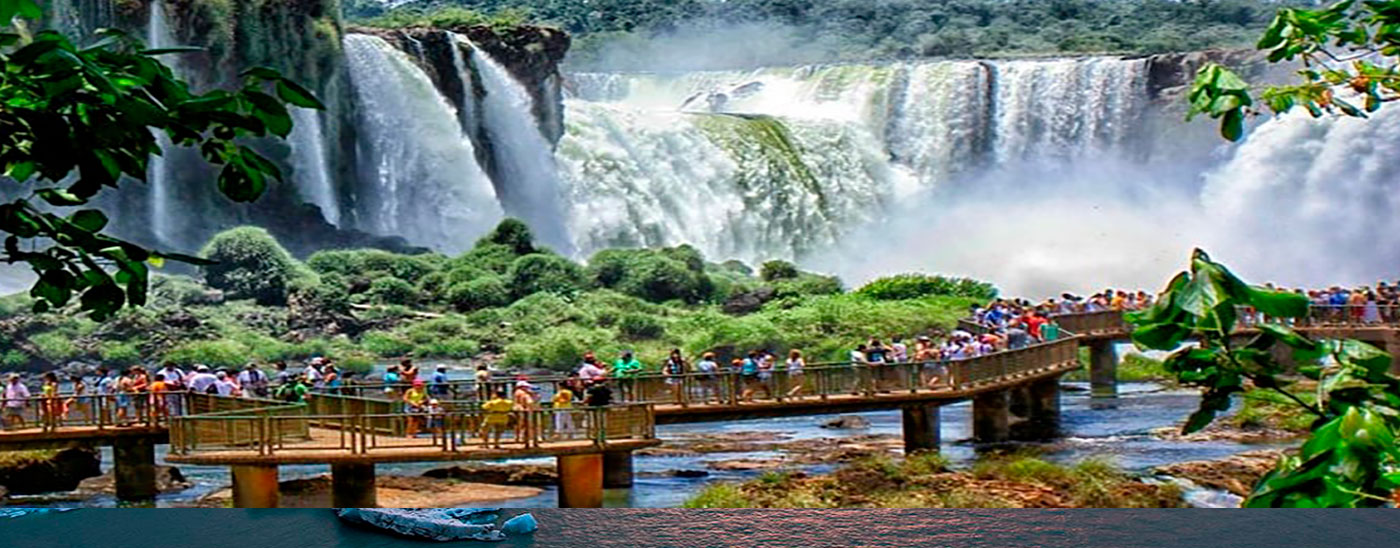 2 Embárcate en un emocionante tour de 3 días para descubrir las majestuosas Cataratas del Iguazú. Explora el lado argentino y brasileño de esta maravilla natural,
