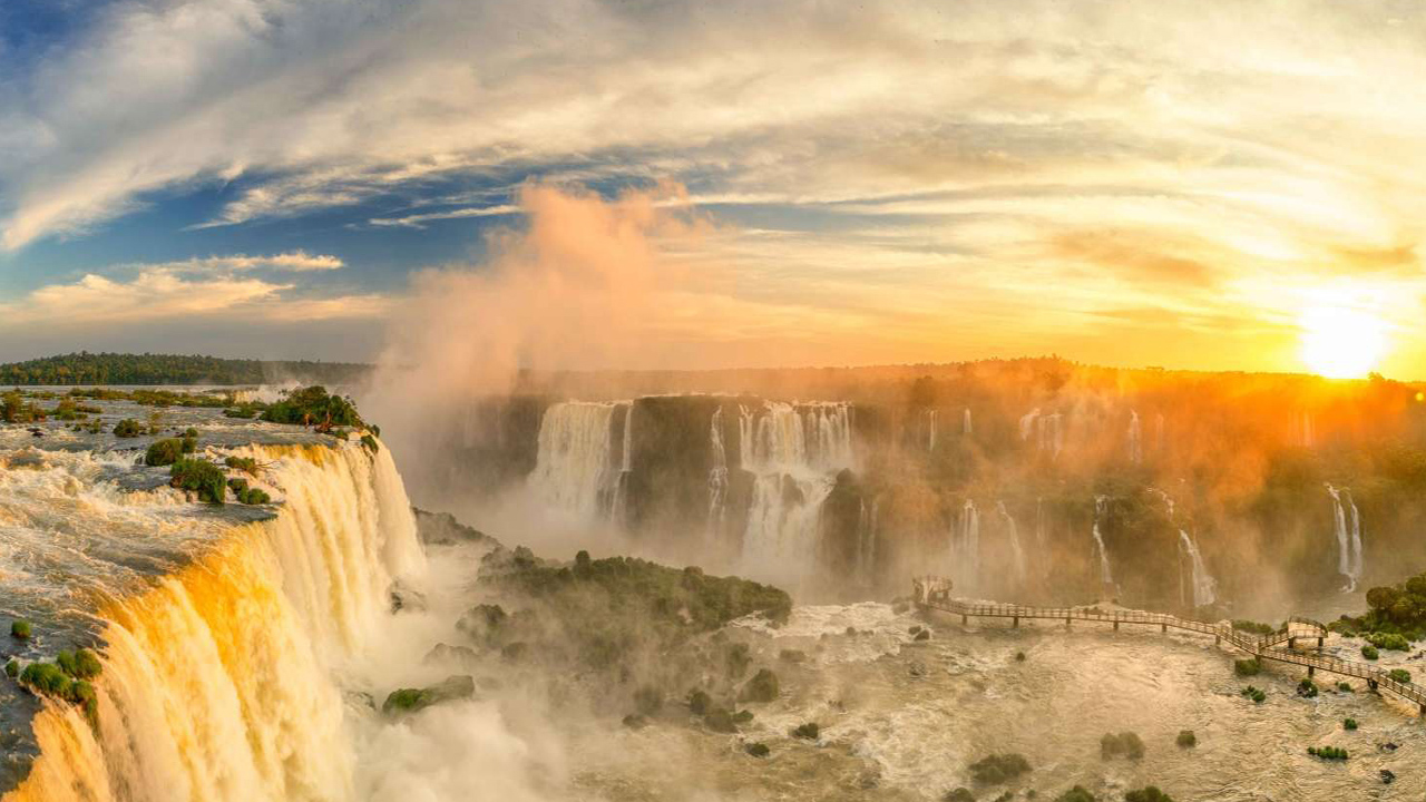 3 Embárcate en un emocionante tour de 3 días para descubrir las majestuosas Cataratas del Iguazú. Explora el lado argentino y brasileño de esta maravilla natural,