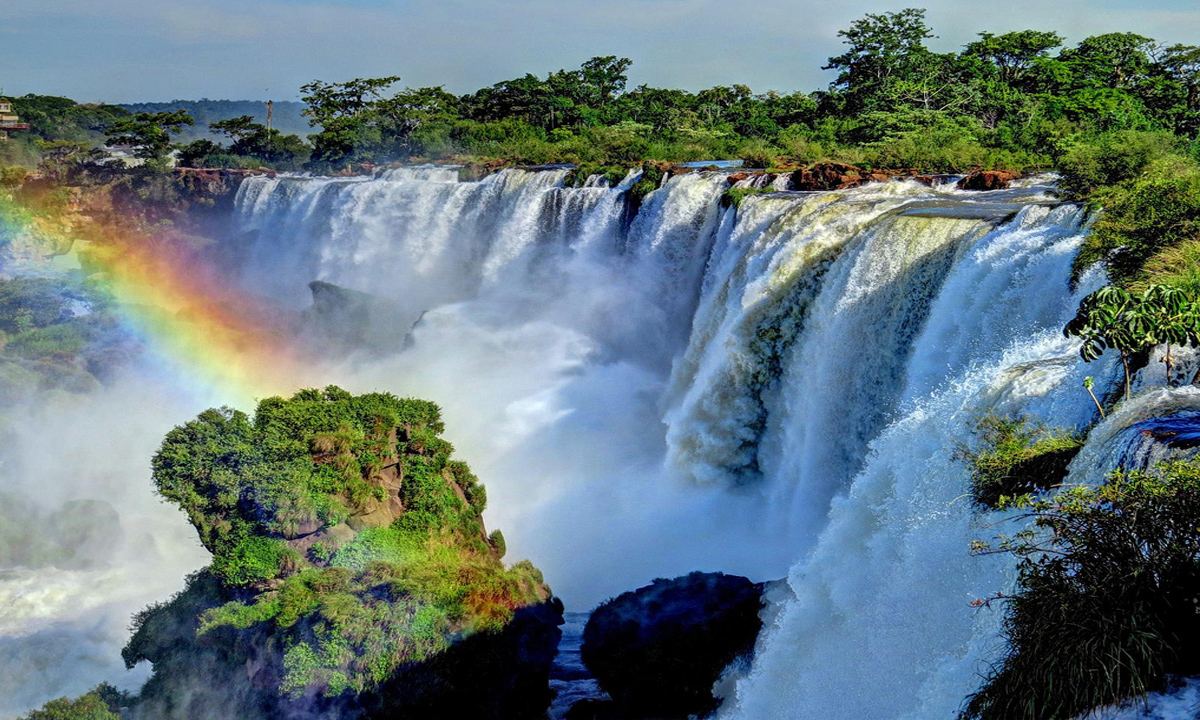 4 Embárcate en un emocionante tour de 3 días para descubrir las majestuosas Cataratas del Iguazú. Explora el lado argentino y brasileño de esta maravilla natural,