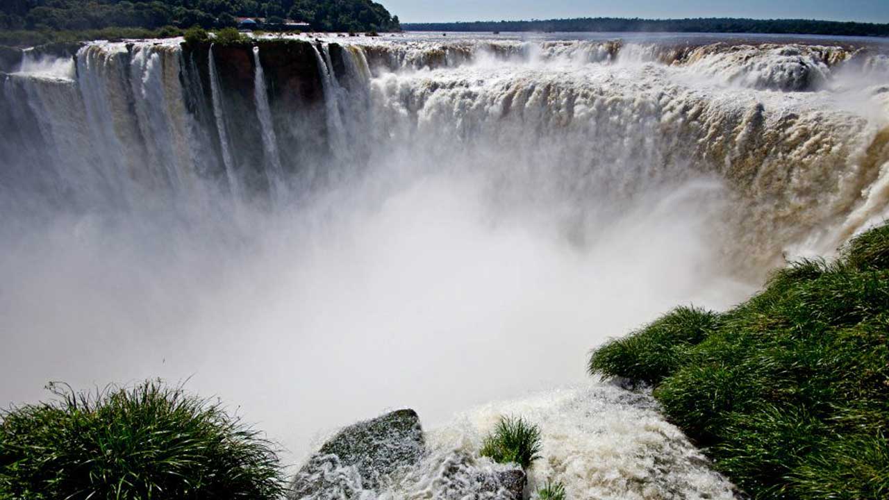7 Embárcate en un emocionante tour de 3 días para descubrir las majestuosas Cataratas del Iguazú. Explora el lado argentino y brasileño de esta maravilla natural,