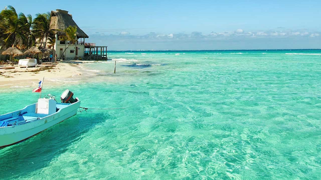2 Descubre las playas de arena blanca, las ruinas mayas y la vibrante vida nocturna de Cancún.